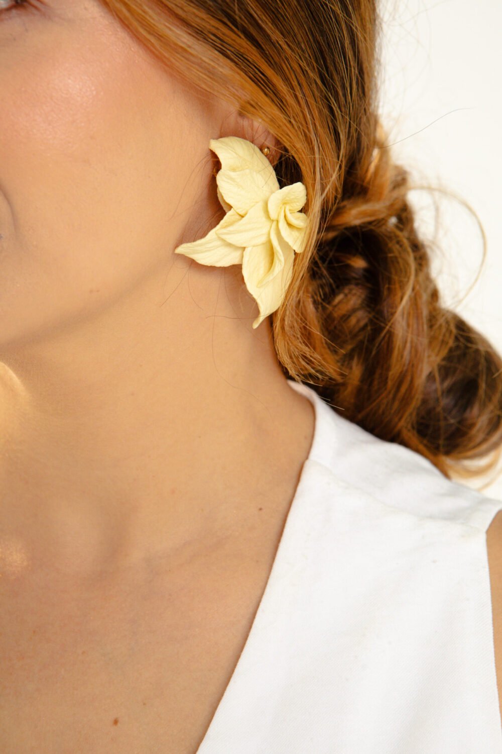 Aretes de flor Magnolia en arcilla polimerica hechos a mano · Tienda Menta