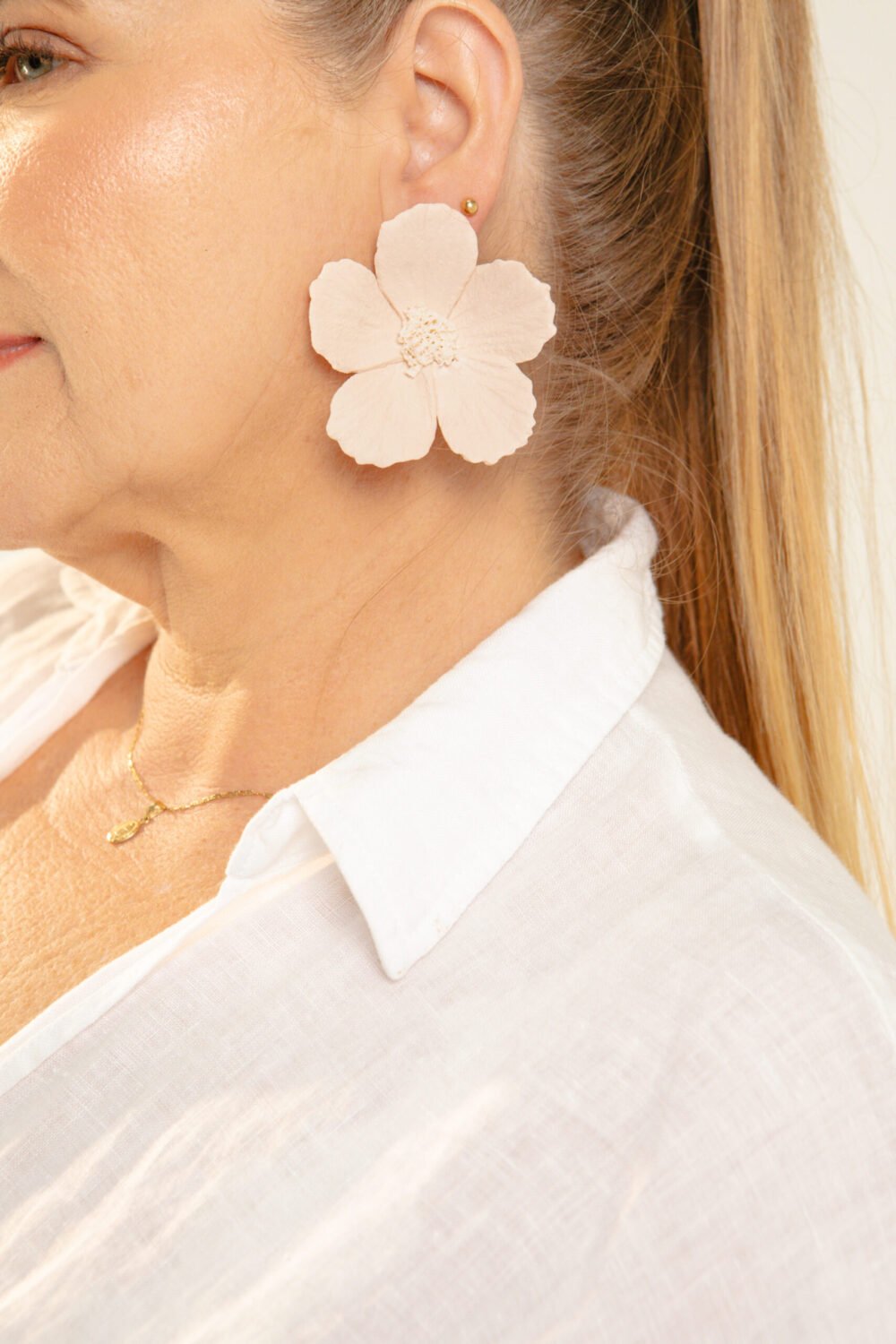 Aretes de flor Susurro en arcilla polimerica hechos a mano · Tienda Menta