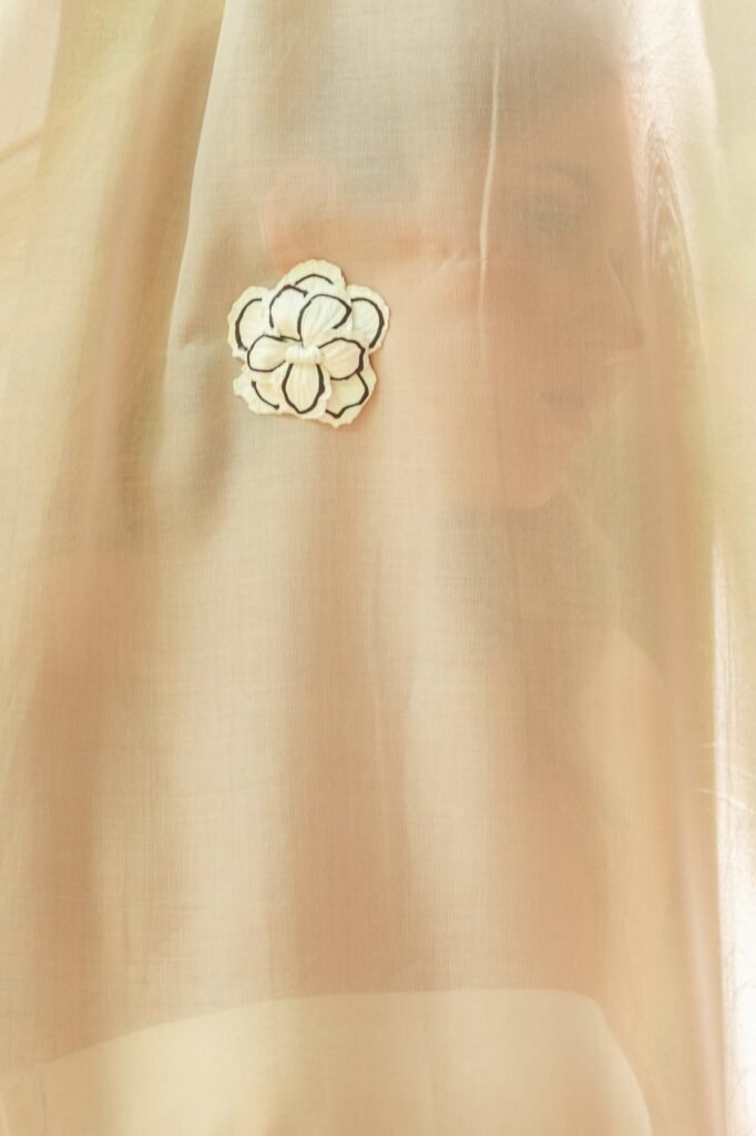 Broche escultórico de flor en arcilla polimérica · Tienda Menta