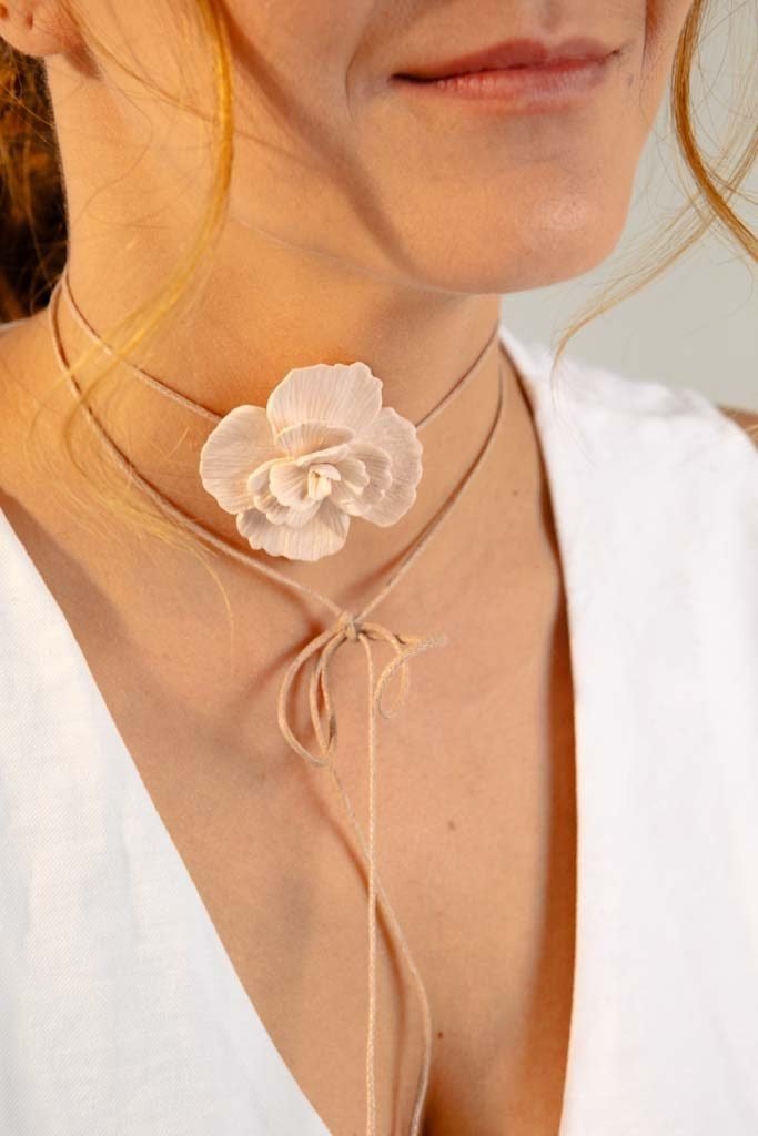 Choker de flor Mistica en arcilla polimérica hecho a mano · Tienda Menta