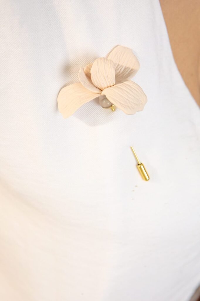 Pin de flor en arcilla polimérica sobre prenda · Tienda Menta